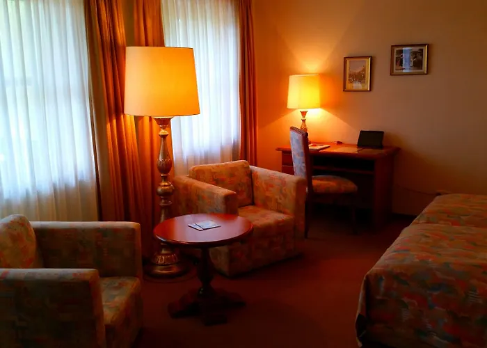 Appartment-Hotel-Hoelzl 3* Grünwald
