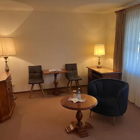 Appartment-Hotel-Hoelzl Ξενοδοχείο Grünwald