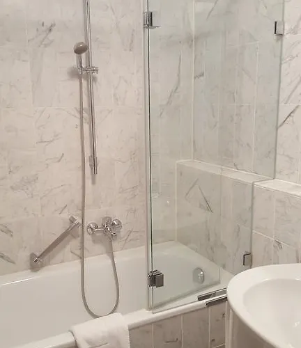 Appartment-hotel-hoelzl מלון 3*